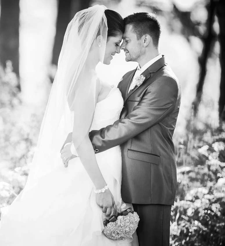 Brautpaar beim Gorko-Kuss auf einer russischen Hochzeit