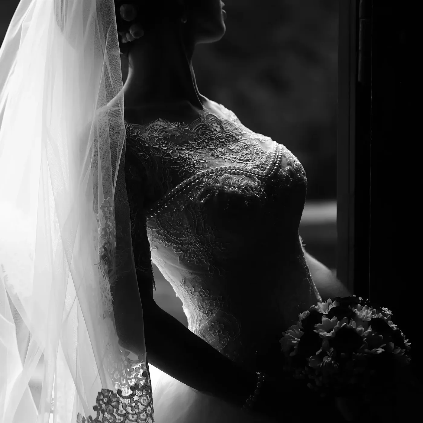 Brautkleid und Schleier in einem stillen Hochzeitsmoment