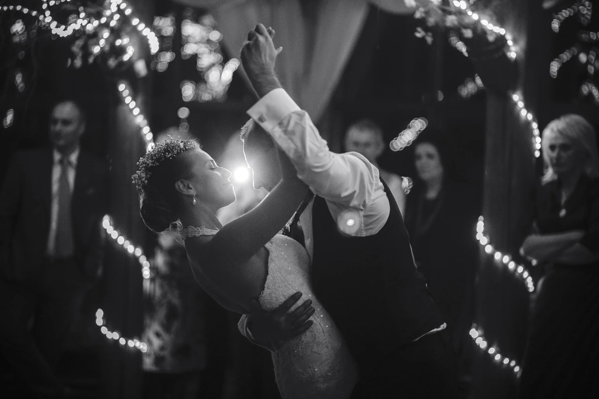 Brautpaar beim romantischen ersten Tanz auf einer russischen Hochzeit