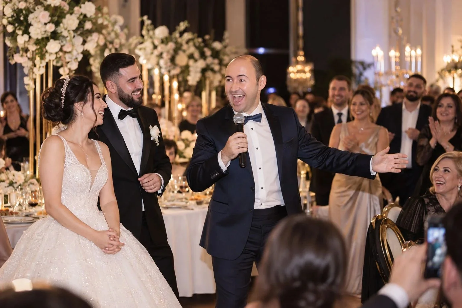 Tamada Vladimir moderiert eine Hochzeit mit Brautpaar und Gästen