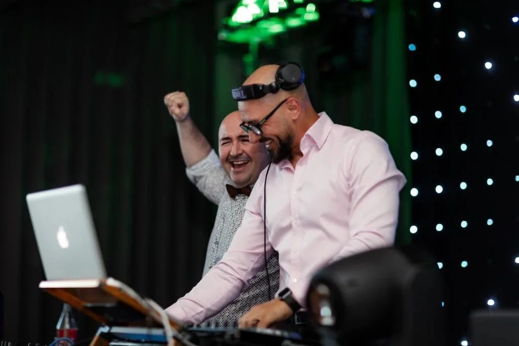 Tamada Vladimir und DJ bei einer Hochzeitsfeier